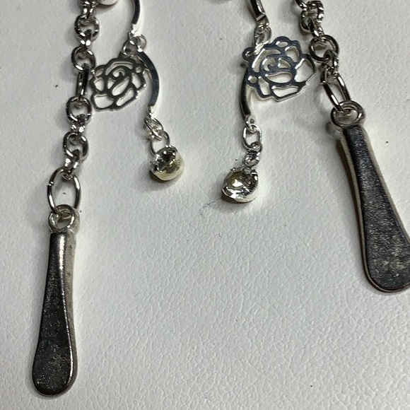 Delicate & Decorative Earrings. - Picture 3 of 3